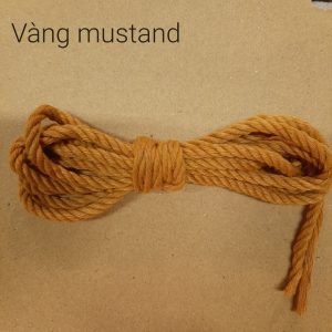 Day Macrame Vang Mustand